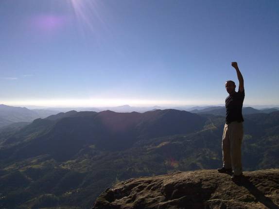 No topo da Pedra do Baú, na região de Campos do Jordão - SP